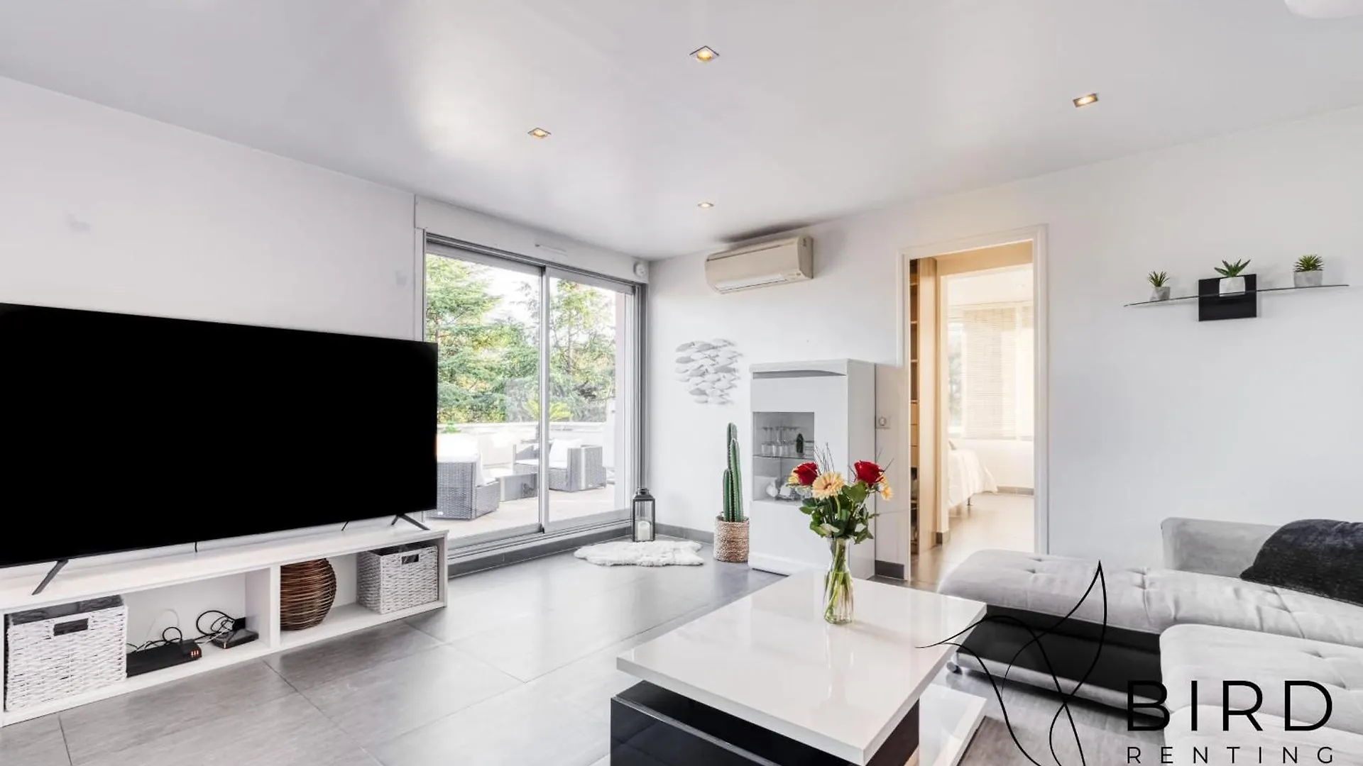 Ideal Two-Room Apartment With A Large Terrace And Parking Villeneuve-Loubet